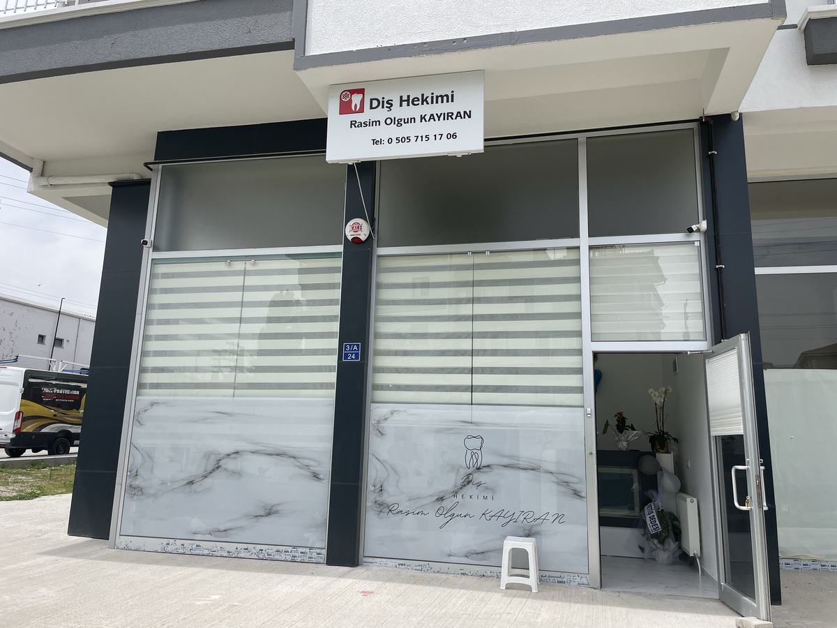 Dt. Rasim Olgun Kayıran Muayenehanesi dış cephesi ve tabelası, Menderes Mahallesi Mevlana Caddesi, Sincan Ankara