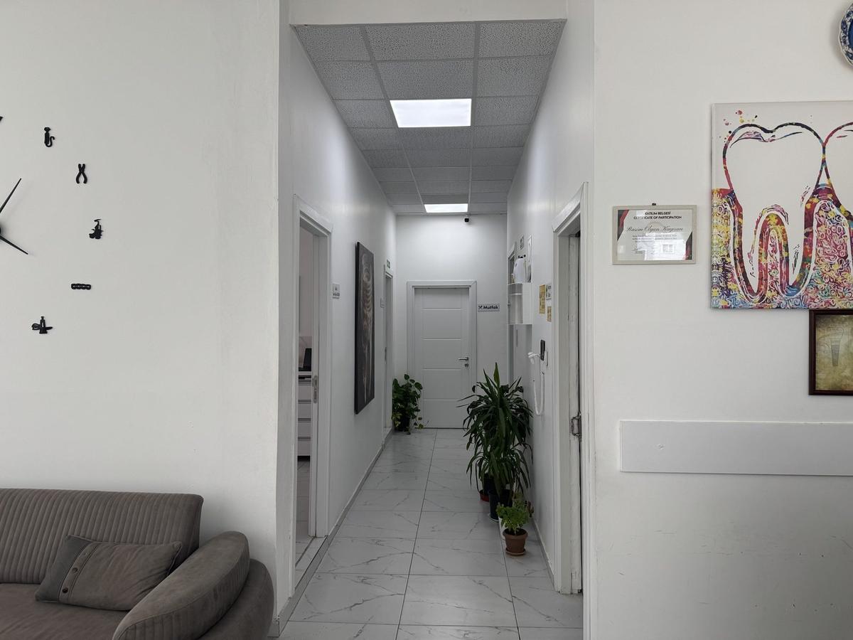 Muayenehane koridoru ve muayene odalarına açılan kapılar